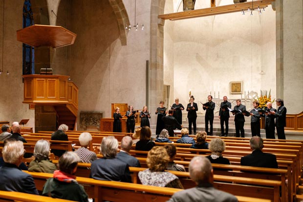 Salve Regina – Stimmungsvolles Konzert in der Augustinerkirche Zürich mit dem larynx Vokalensemble.