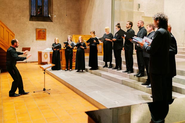 Das larynx Vokalensemble singt Motetten von Martha von Castelberg unter der Leitung von Jakob Pilgram.