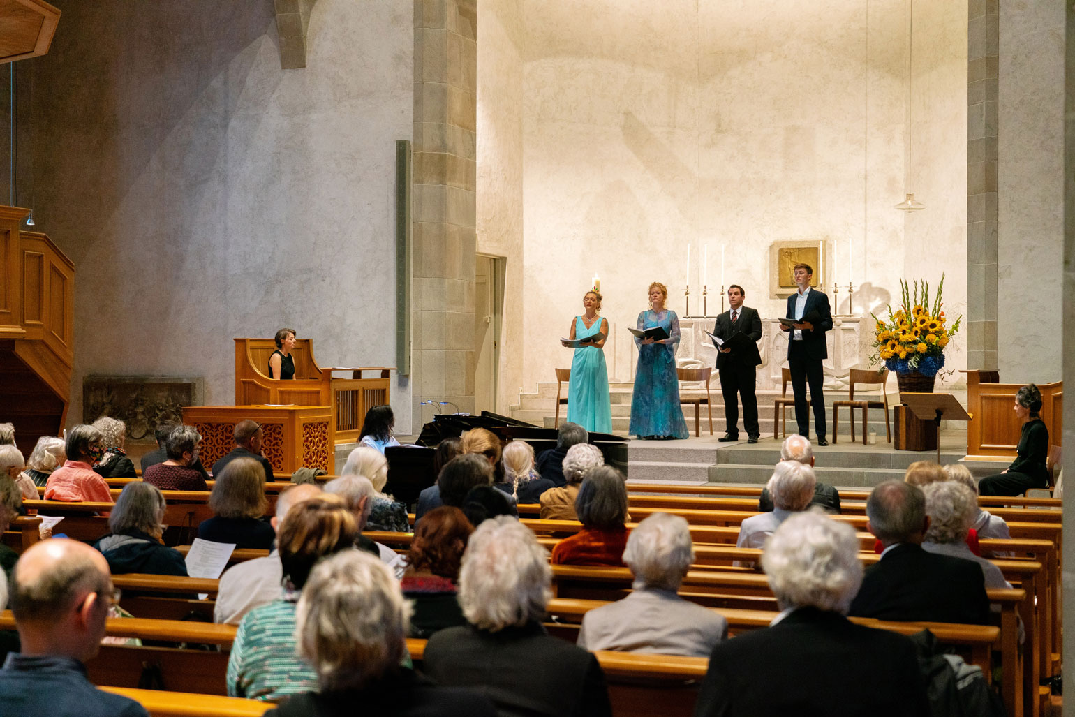 Quartett mit (v.l.n.r.): Maya Boog, Sopran; Susannah Haberfeld, Mezzosopran; Remy Burnens, Tenor; Äneas Humm, Bariton. Am Klavier Judit Polgar.