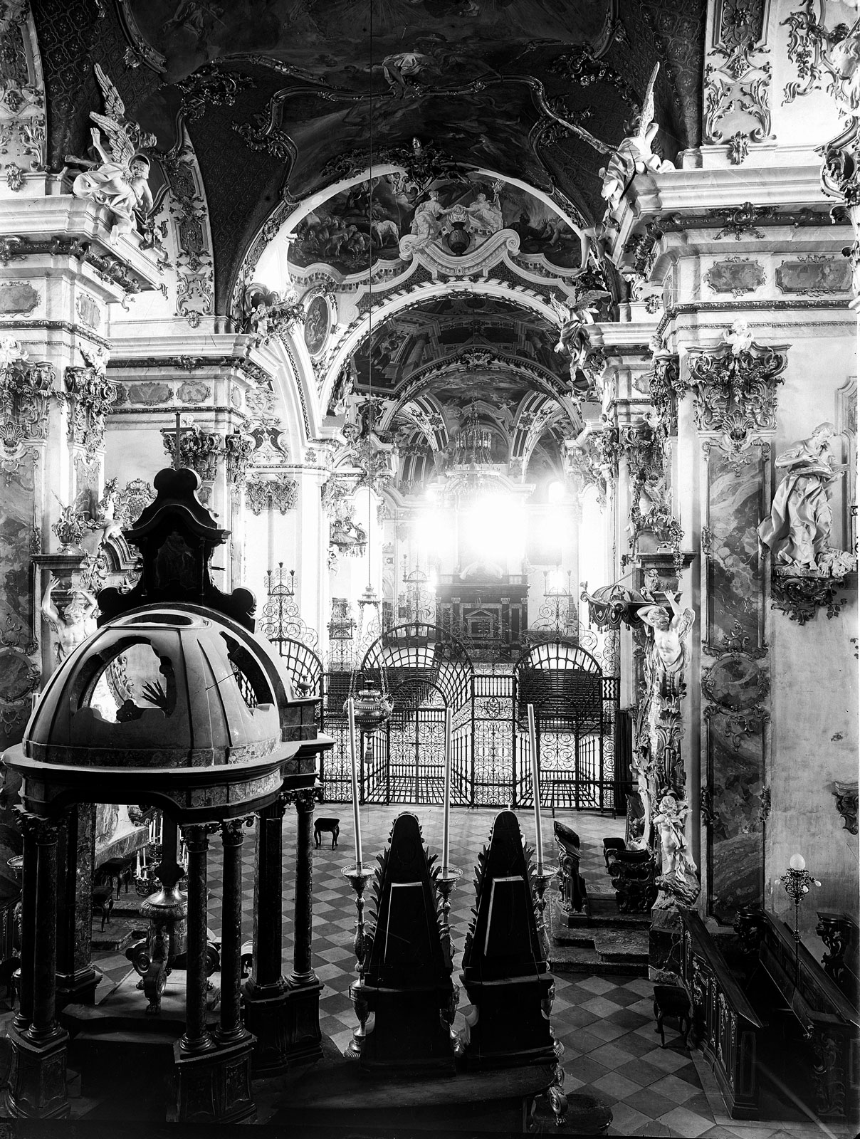 Blick zum Hochaltar vom Dach der Gnadenkapelle (datiert 1940–1970). Bildarchiv Kloster Einsiedeln