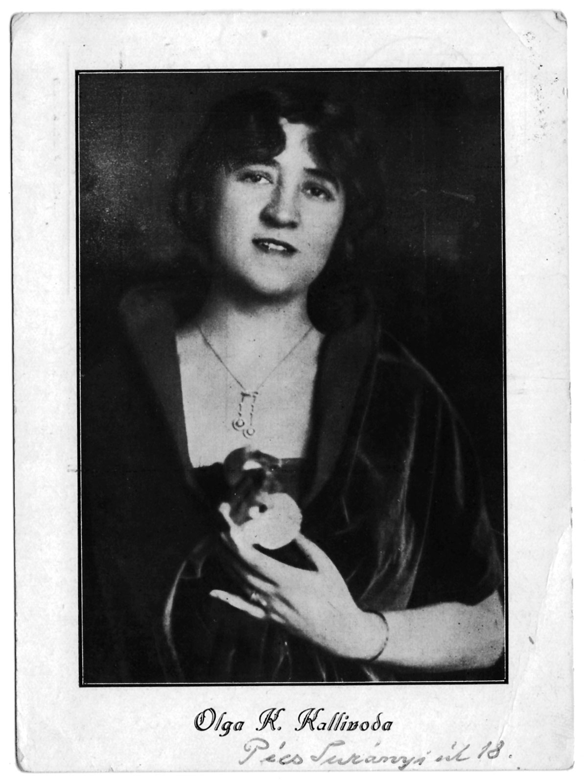 Fotopostkarte der Sängerin Olga Kalliwoda, die diese 1943  an Martha von Castelberg geschickt hatte.