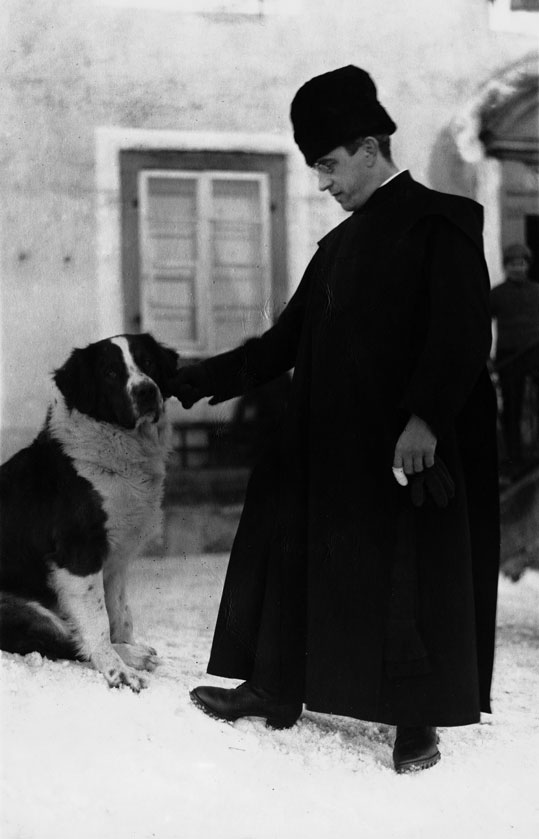 Pater Otto Rehm mit Bernhardiner (undatiert). Bildarchiv Kloster Einsiedeln