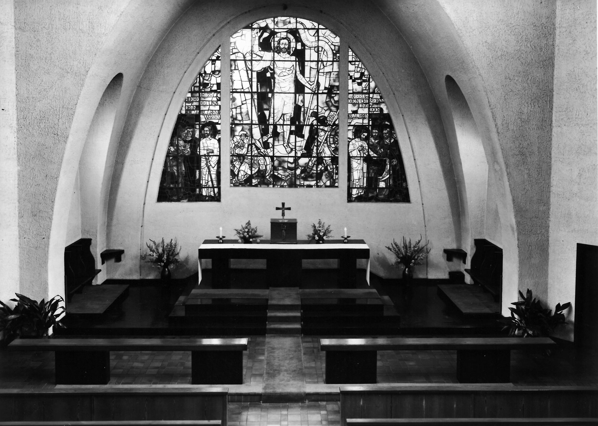Der Hochaltar aus schwarzem Marmor vor der Umgestaltung 1965.