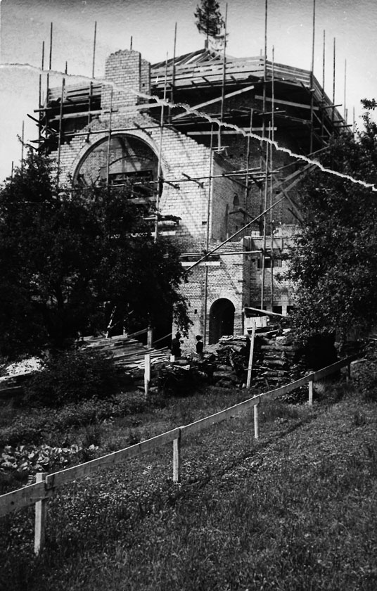 Die Kirche St. Martin im Rohbau, das Dach ist bereits fertig eingedeckt (1938).