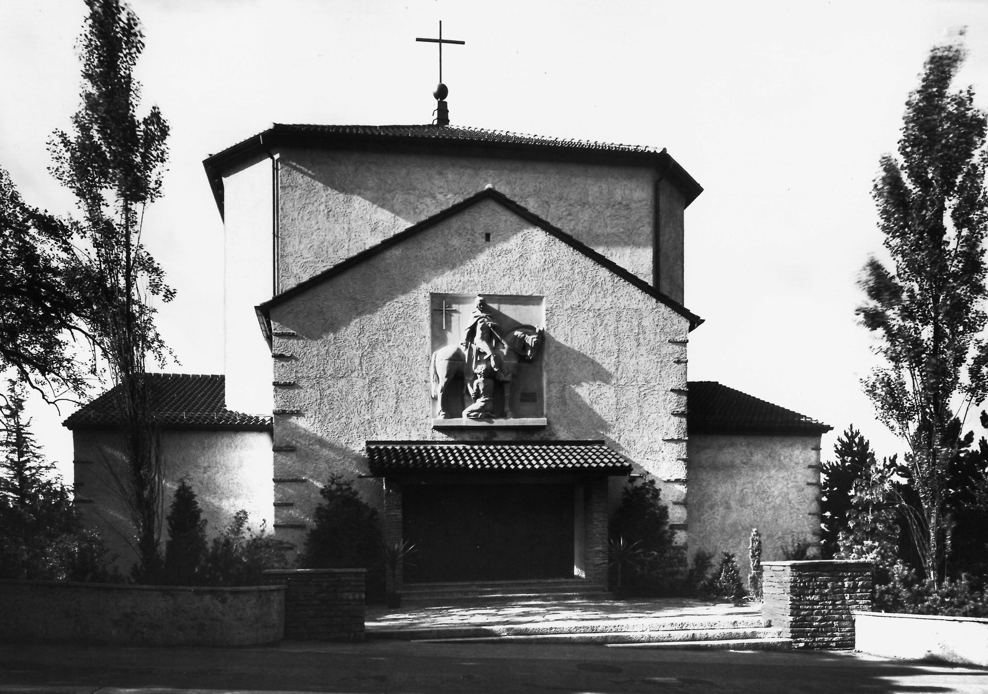 Die Reliefplatte über dem Eingang ist ein Werk von Alois Peyer.