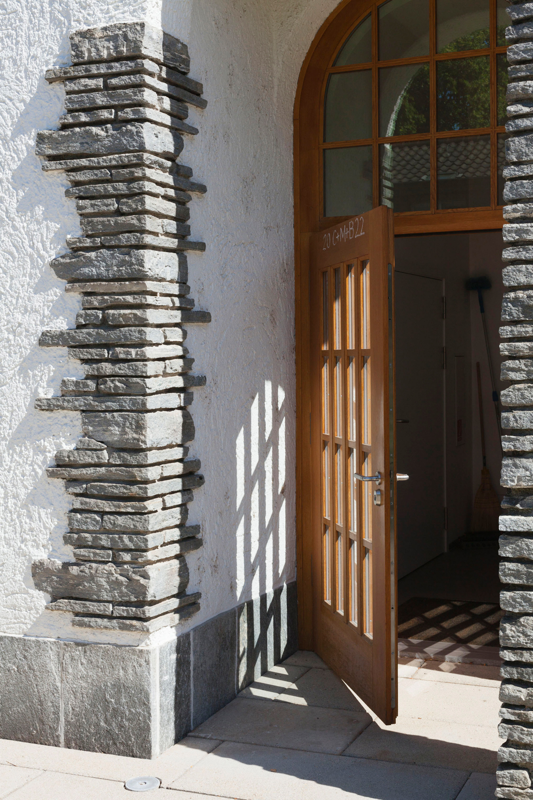 Die Kirche St. Martin in Zürich, fotografiert von Susanne Stauss, Sommer 2022.